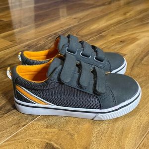 Velcro boy shoes size 9 Toddler